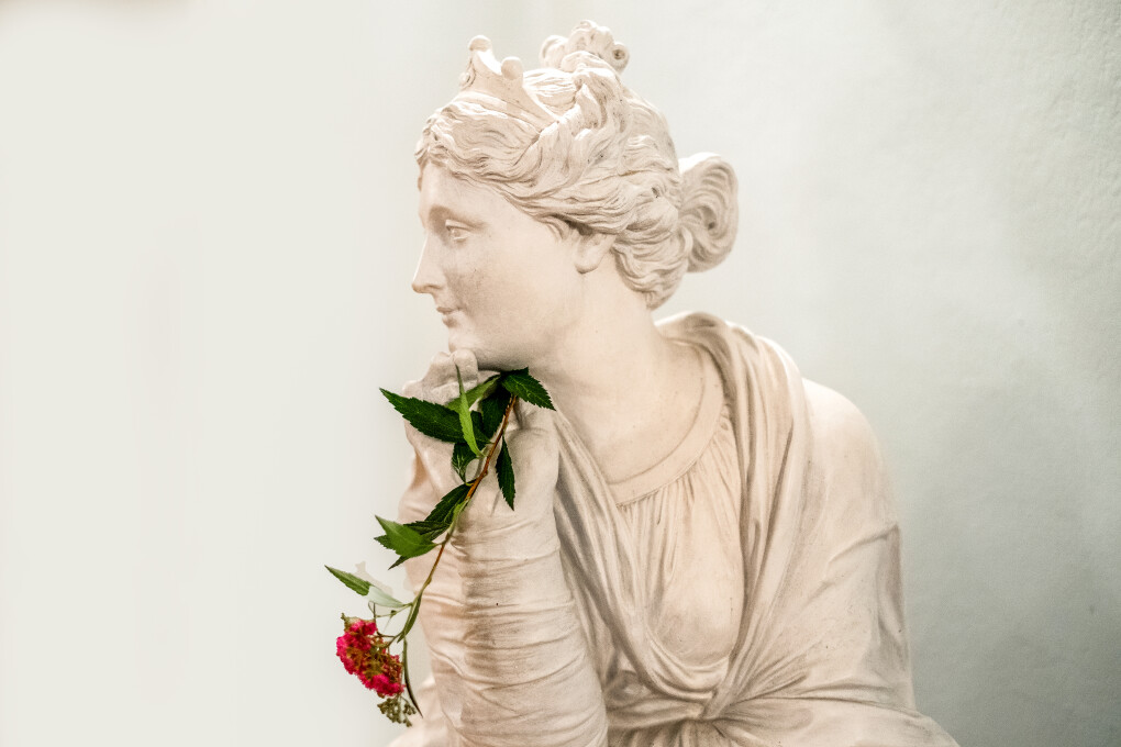 Statue mit Rose / Trauung